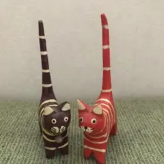 猫の木製置物 赤と紫のストライプ
