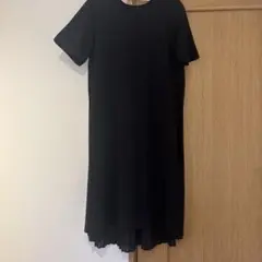黒　ワンピース　　後ろプリーツ