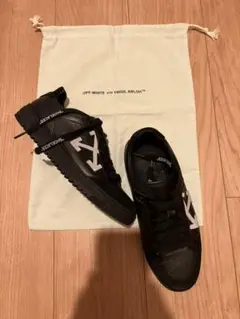 オフホワイト