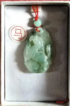 翡翠　馬　猿　緑 翡翠 馬の彫刻 木製台座付き 約6cm - メルカリ