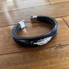 ブラックレザーブレスレット　羽根モチーフブレスレット　ブラック