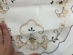 光沢感のある刺繍　エレガント敷物？