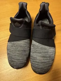 adidas ストラップ付きスニーカー グレー/ブラック 24cm