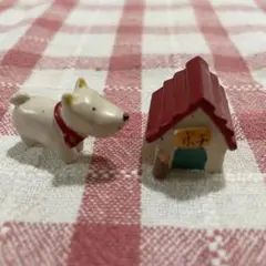 犬と犬小屋のミニチュア2点セット イヌ　イヌ小屋　レッド　ホワイト　置物