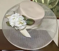 クリーム色の花飾り付きハット