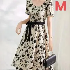 【現品のみ❗️】 aラインワンピース レディース 膝丈 花　ベージュ m 夏 半袖