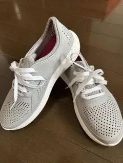 crocs グレー メッシュスニーカー
