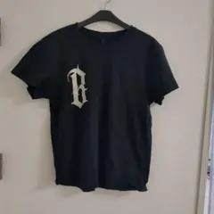 黒のロゴ入り半袖Tシャツ