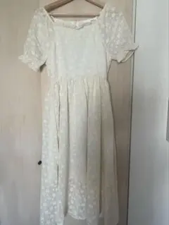 ホワイト　ワンピース　花柄模様