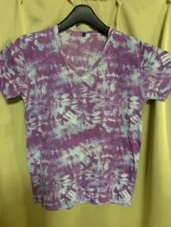 紫と水色のタイダイ柄 VネックTシャツ
