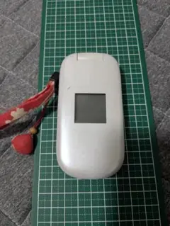 F883iS ホワイト 折りたたみ式携帯電話 本体