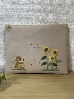 ＊　ハンドメイド　うさぎと向日葵の刺繍入りポーチ　＊