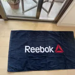 Reebok ロゴ入りネイビースポーツタオル