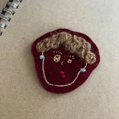 刺繍ブローチ ワインレッド 顔デザイン