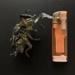 怪獣フィギュア 緑色 黒色