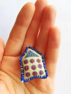 さんかく屋根の刺繍ブローチ