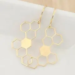 【つや消し】ハニカムデザインのシンプルフックピアス K18YG