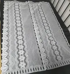 中古品　ダイソー　花柄の刺繍が施された薄手ののれん♡