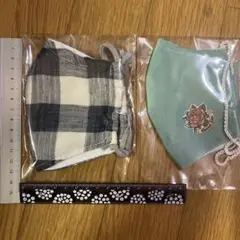 チェック柄と花のワンポイントの布製マスク2枚セット