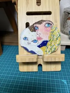 刺繍ブローチ 女性と猫デザイン