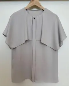 ICB ハンカチーフスリーブブラウス　サイズ4