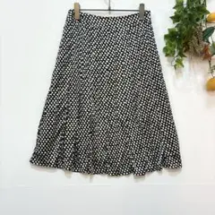 【自由区】極美品✨フレアスカート　ミディ丈　総柄　通勤　ひざ下丈　白×黒　36