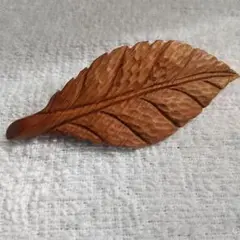 木彫りブローチ　木の葉　ナチュラル　木