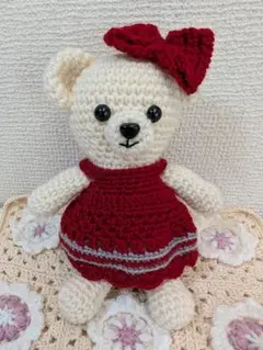 あみぐるみ　赤いワンピースの白クマさん