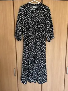 黒と白の花柄長袖ワンピース