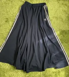 新品　adidas ネイビー フレアスカート Lサイズ