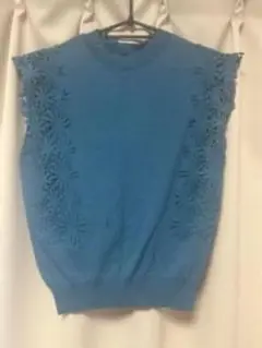 しまむら青い花柄刺繍ノースリーブセーター
