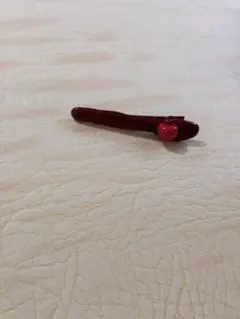 赤いハート型ヘアピン