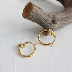 ◆新品◆ゴールド☆上品ノットピアス☆重厚フープピアス☆結び目