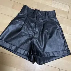 ブラック 合成皮革 ハイウエストショートパンツ