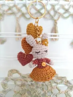 うさぎとハートのあみぐるみキーホルダー