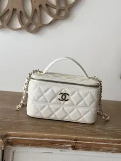 Chanel ホワイト キルティング ショルダーバッグ