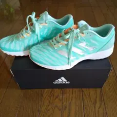 アディダスのスポーツシューズ