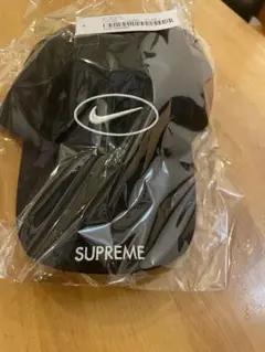 新品未使用タグ付き Nike Supreme ブラックキャップ