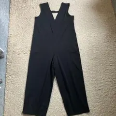 黒いVネックノースリーブオールインワン