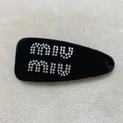 MIU MIU ヘアアクセサリー ロゴ ヘアピン黒
