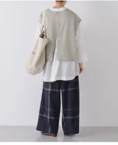 未使用近　ビアズリー ショートベスト　アイボリー