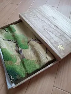松模様 絹製風呂敷 木箱入り金彩 お祝い H1