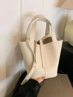 【新品】バケツ型ショルダーバッグ　ホワイト 2WAY レザー風 ストラップ付き