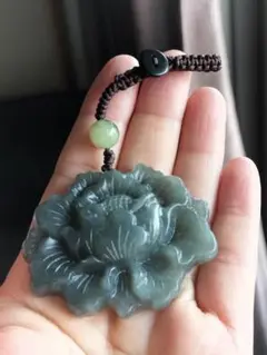 逸品翡翠　天然石　牡丹花彫刻　花牌　ストラップ　チャーム