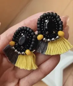 ブラック×ネオンイエロータッセルピアス