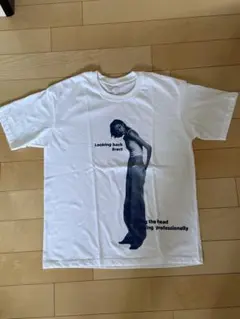 Looking back Erect Tシャツ