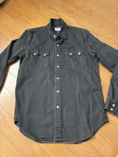 LEVI’S 黒シャツ 美品