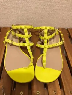 ヴァレンティノ　ガラヴァーニ　スタッズサンダル　フラット