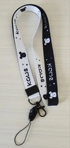 KAWS ネックストラップ　カウス　かわいい