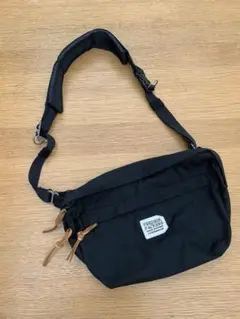 FREDRIK PACKERS 黒のボディバッグ